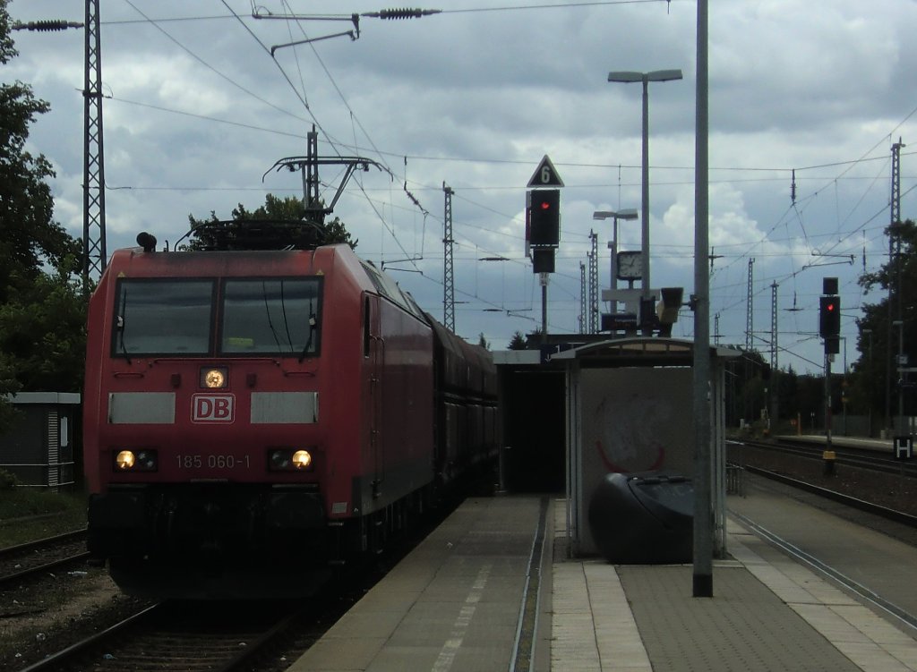 185 060 schlich sich in Trebbin am 10.8.2011 �ber das hinterste Gleis an uns vorbei, jedoch scheitere der Versuch unentdeckt zu bleiben schnell.