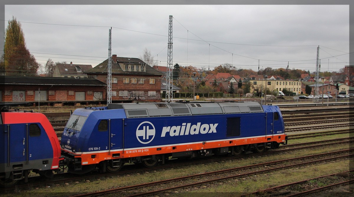 076 109 von Raildox abgestellt in Waren an der Müritz am 11.11.2015