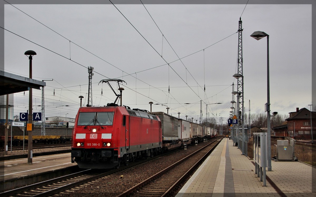 185 386 bei der Durchfahrt durch den Bahnhof von Waren (Müritz) am 22.02.2016