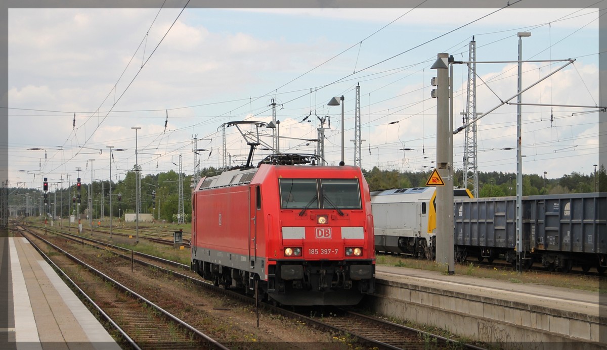185 397 bei der Durchfahrt des Bahnhofs Neustrelitz in Richtung Berlin am 13.05.2015