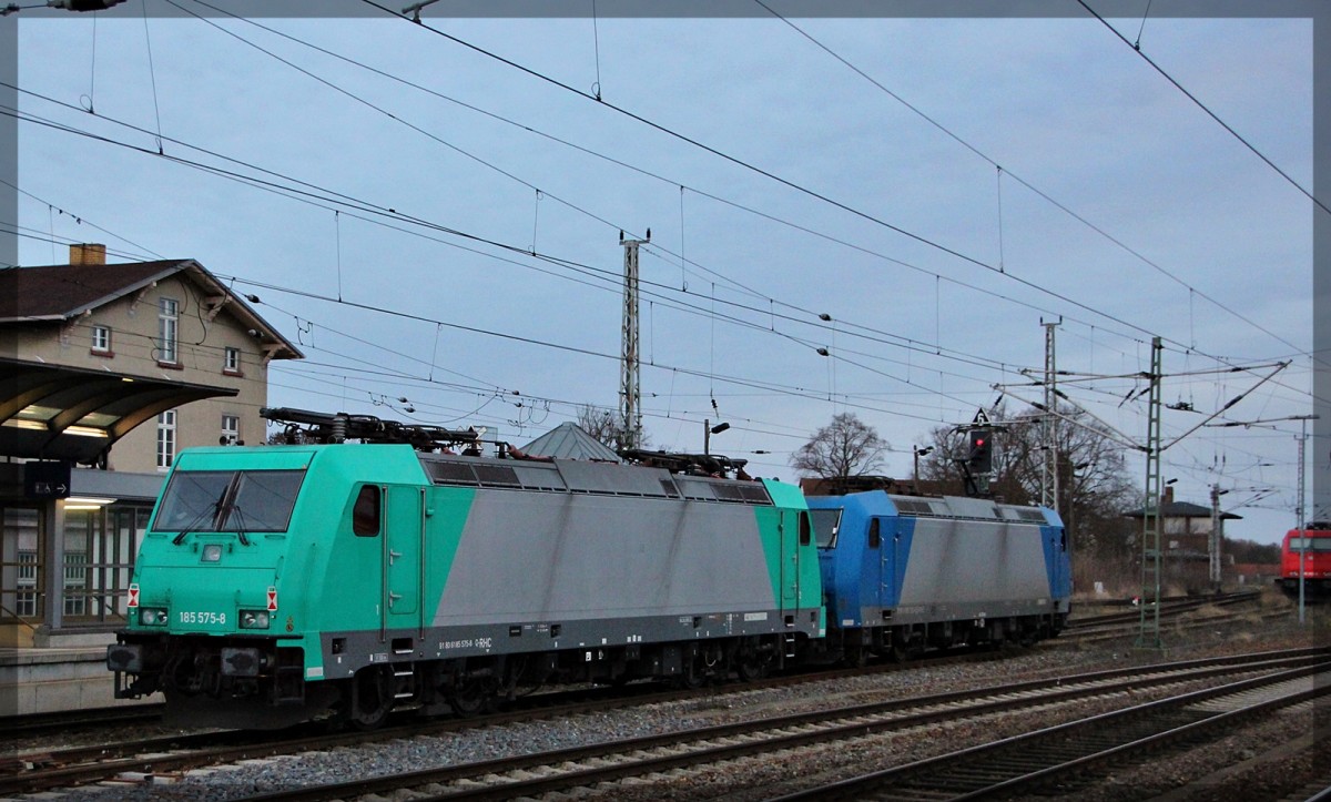 185 575 und 185 523 der RHC am 25.12.2015 in Angermünde 