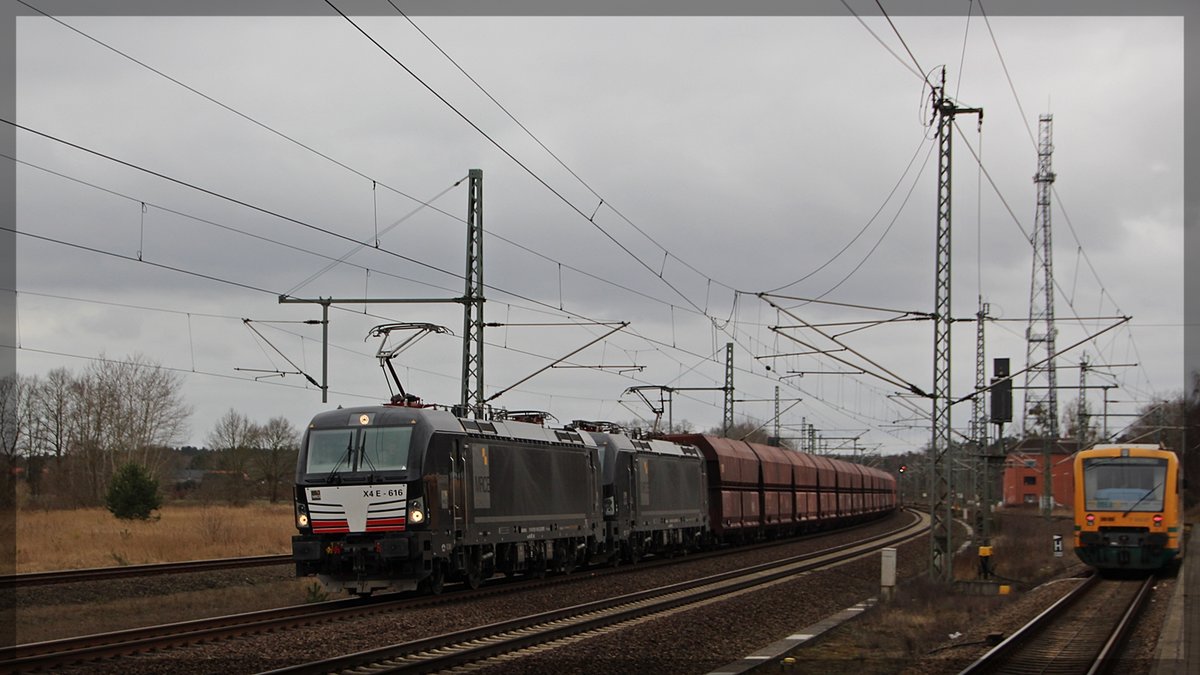 193 616 mit 193 614 bei der Durchfahrt von Hagenow-Land in Richtung Berlin am 20.03.2016