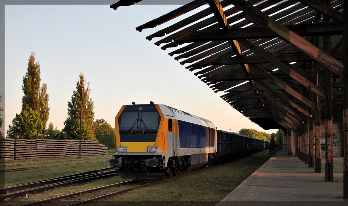264 009 der Nordic Rail Services abgestellt mit ihrem Zug in Neustrelitz Süd am 24.05.2015