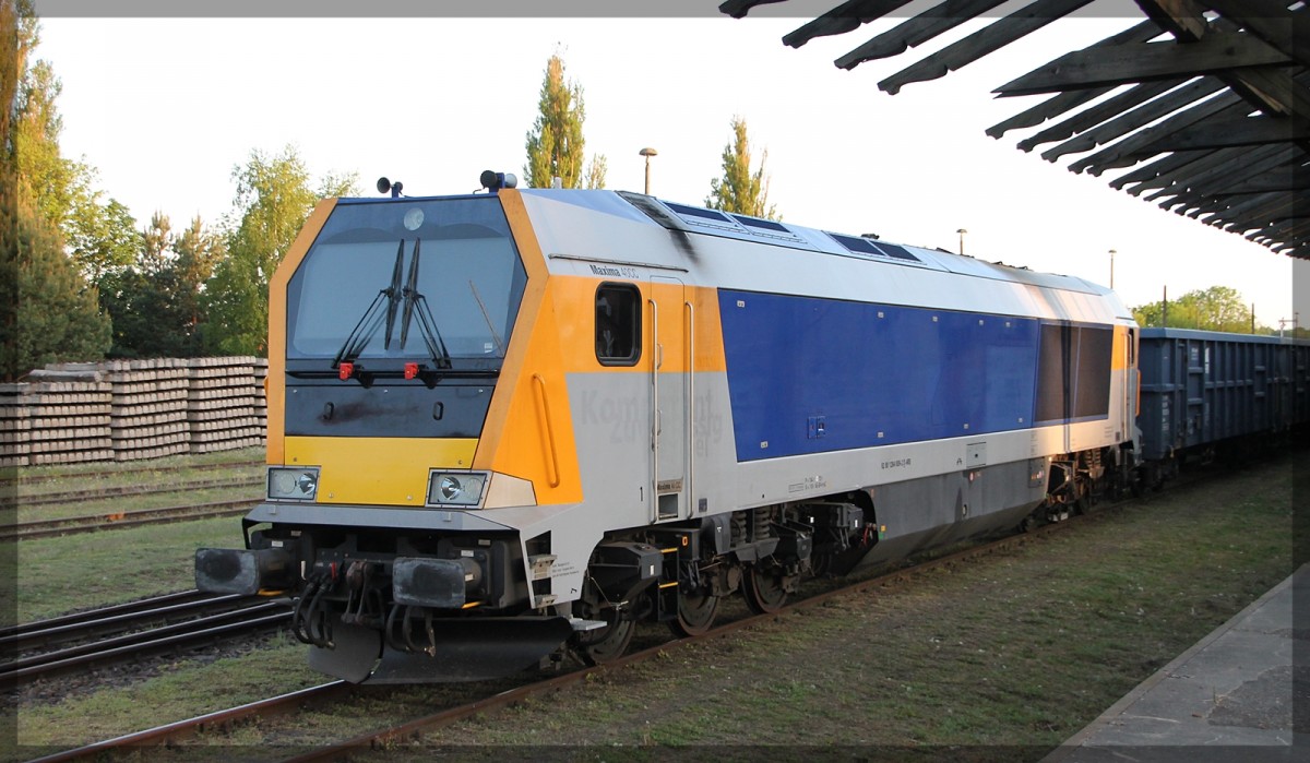 264 009 der Nordic Rail Services abgestellt mit ihrem Zug in Neustrelitz Süd am 24.05.2015