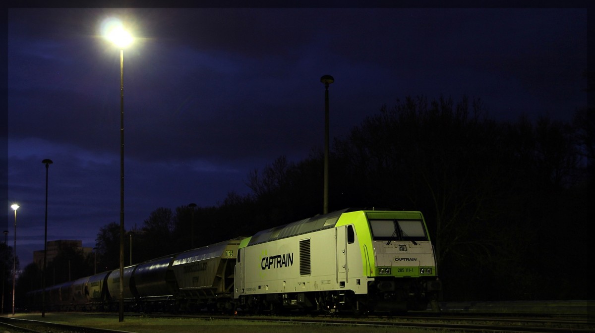 285 111 am Abend des 26.04.2015 in Neubrandenburg in der Industrie und Anschlußbahn. 