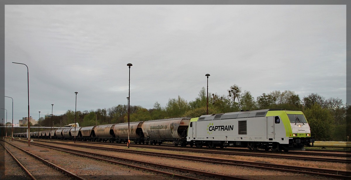 285 111 kurz vor der Ausfahrt aus der Industrie- und Anschlussbahn Neubrandenburg am 27.04.2015