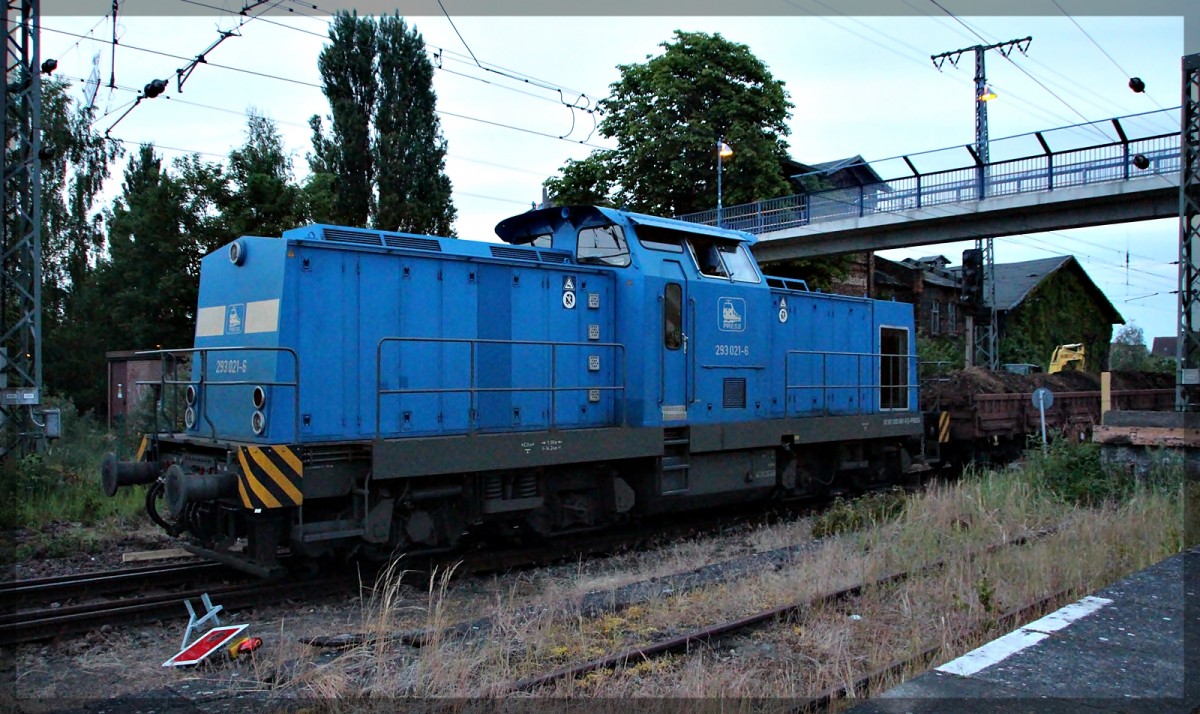 293 021 der PRESS in Neubrandenburg beim rangieren mit einem Bauzug am 28.06.2015