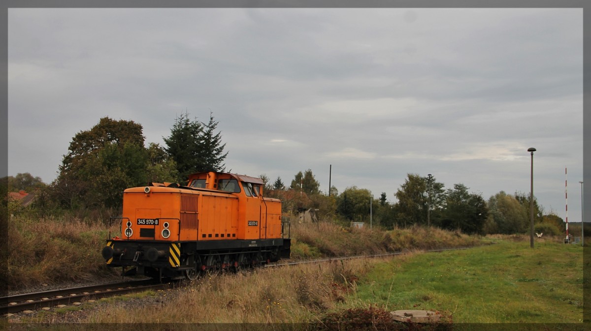 345 970 des Möllenhagener Durtrack Betonwerkes als Rangierfahrt in Möllenhagen am 09.10.2014