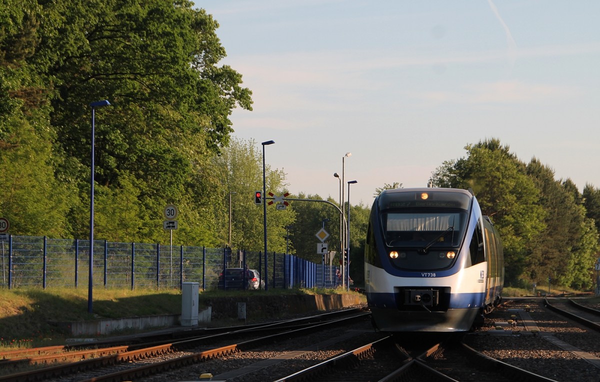 Der VT 738 der NEB bei der Einfahrt in den Bahnhof Basdorf am 22.5.14.
