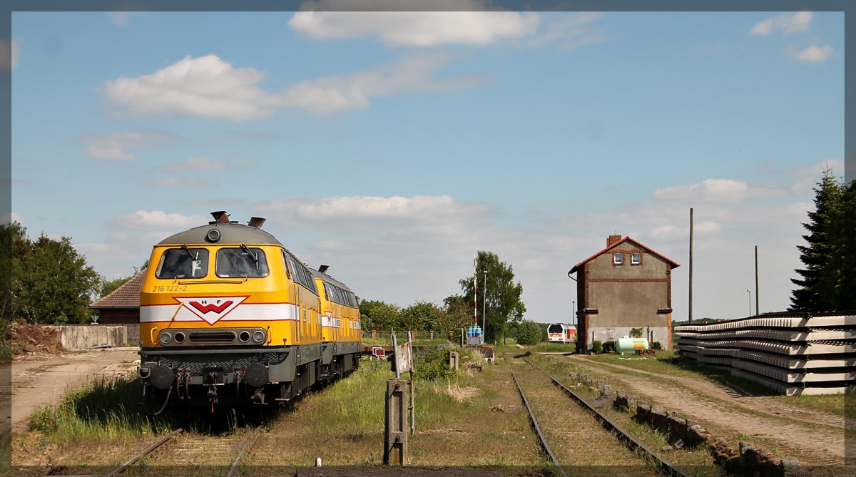 Die 216 122 (Lok 10) und die 216 012 (Lok 11) von Wiebe abgestellt in Möllenhagen am 22.05.2015