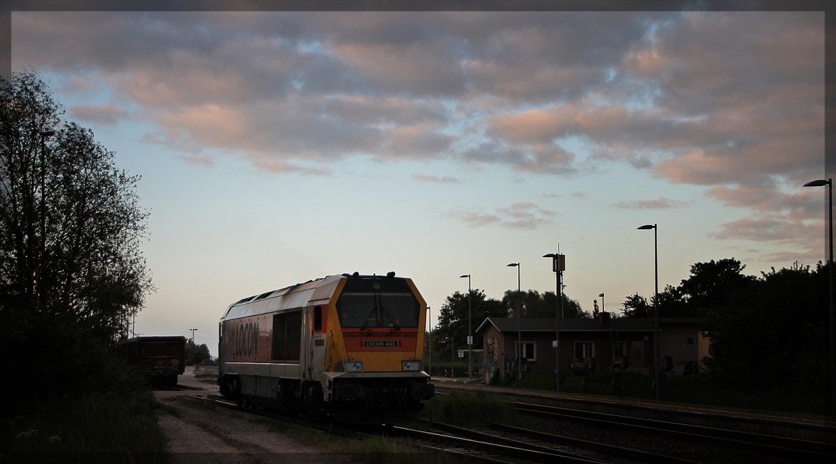 Die 264 005 von Locon abgestellt in Kleeth während ihr Zug am frühen Morgen des 27.05.2015 entladen wird. 