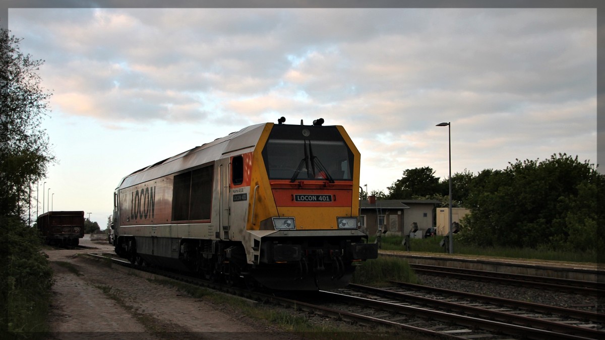 Die 264 005 von Locon abgestellt in Kleeth während ihr Zug am frühen Morgen des 27.05.2015 entladen wird. 