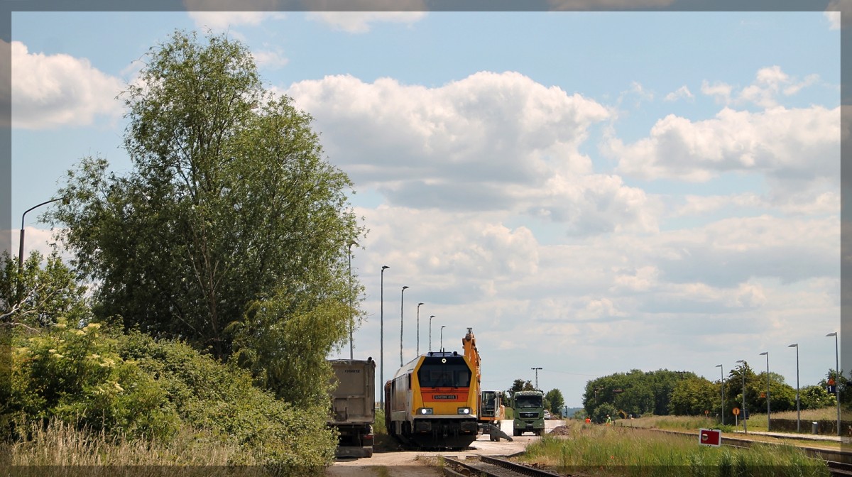 Die 264 005 von Locon beim Rangieren mit ihrem Zug in Kleeth am 10.06.2015