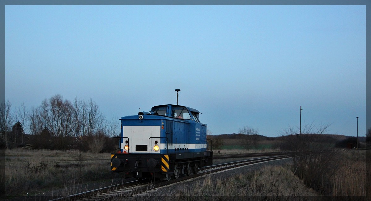 Die ehemalige 345 970-8 ( 345 221-6 ) jetzt als Werklok 3 des Durtrack Betonwerkes in Möllenhagen bei Rangierarbeiten am 01.12.2015