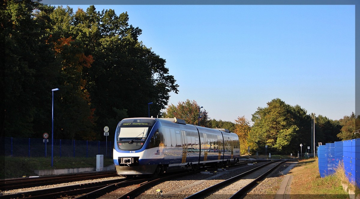 VT 732 der NEB bei der Ausfahrt aus dem Bahnhof Basdorf am 10.10.2015