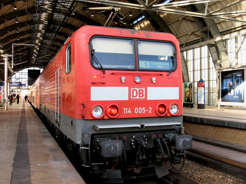 E-Lok der Br 114 vor RE 1, Berlin 2006